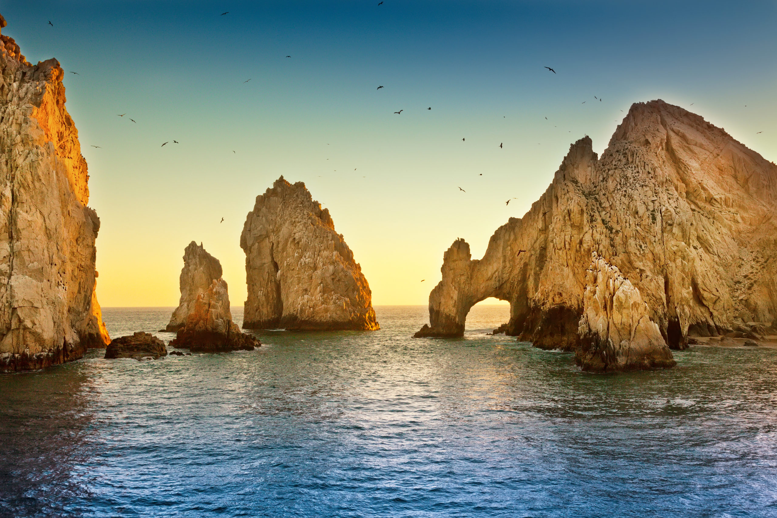 Déjate sorprender por uno de los íconos naturales más impresionantes de México: El Arco de Cabo San Lucas. Entre aguas cristalinas y atardeceres dorados, este destino combina aventura y belleza escénica, convirtiéndose en el lugar perfecto para vivir momentos únicos. Nuestros paquetes exclusivos te acercan a la magia del Pacífico y a la esencia de Baja California