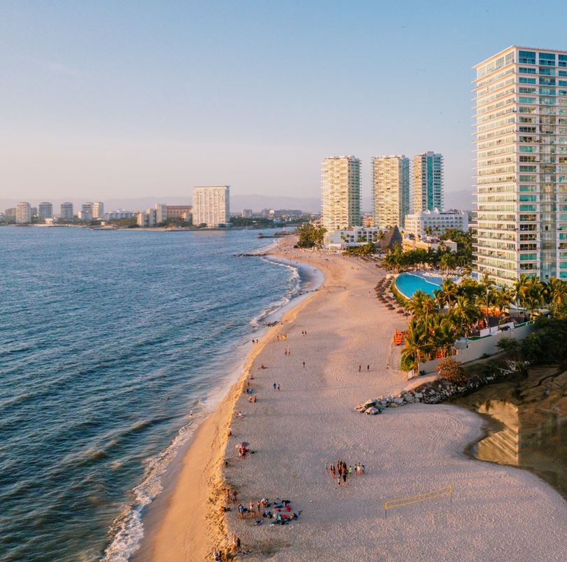 Descubre la perfecta combinación entre modernidad y naturaleza: playas doradas que se extienden frente a imponentes hoteles y condominios, donde el mar tranquilo y el sol del atardecer crean el escenario ideal para tus vacaciones. Nuestros paquetes exclusivos te acercan a la energía vibrante de la ciudad junto con la serenidad del océano